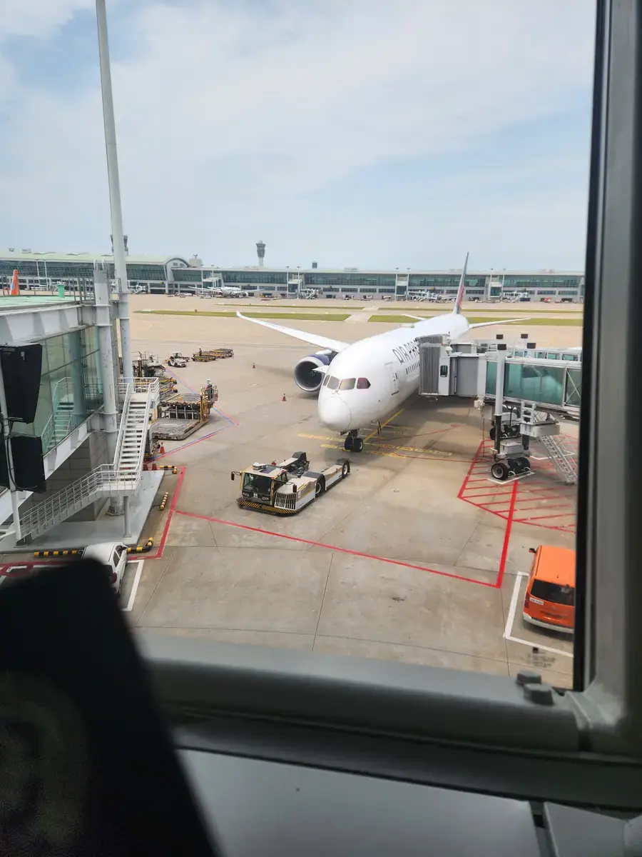 공항 탑승교에서 내다본 활주로와 비행기.