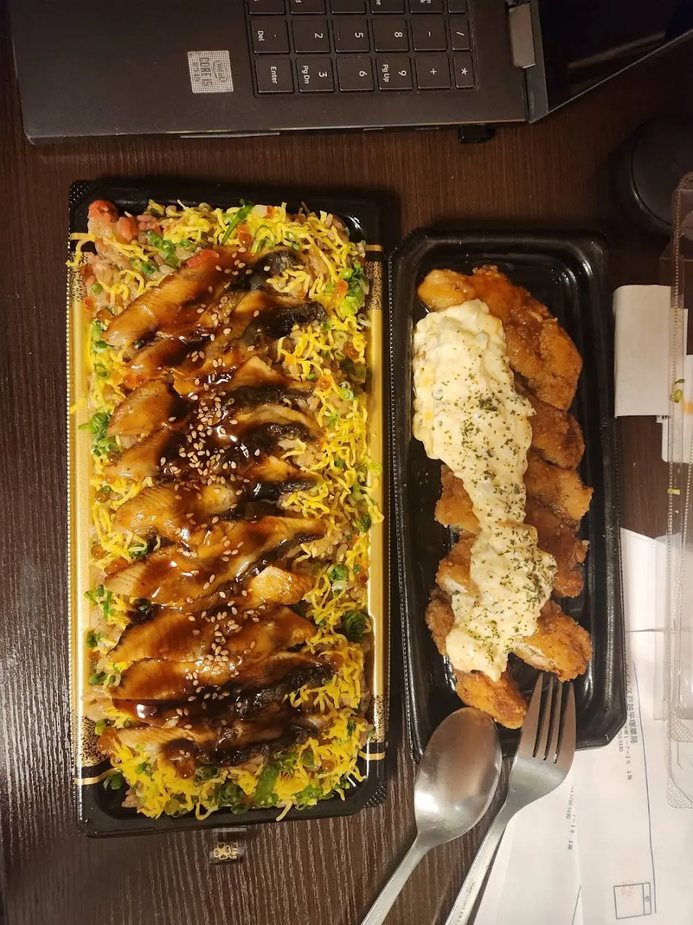 노트북 옆에 놓인 장어덮밥 도시락과 가라아게.