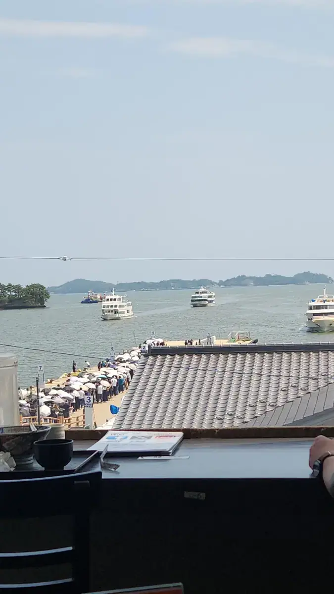바다와 섬들이 내려다보이는 전망.