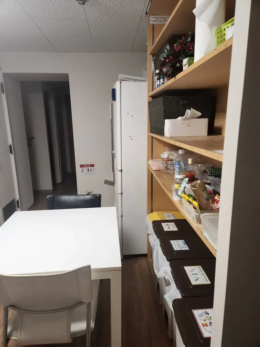 셰어하우스 공용 공간. 테이블과 선반이 놓여 있다.