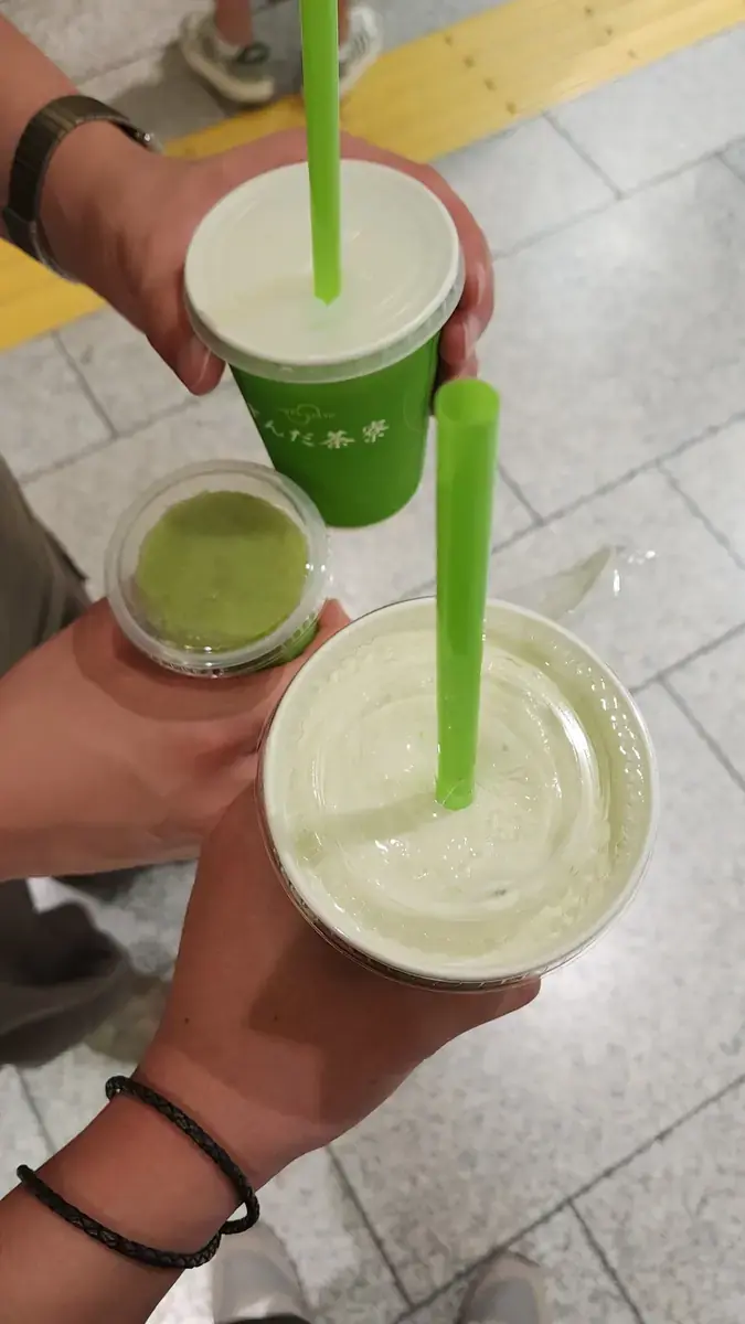 손에 들린 말차 음료 두 잔.