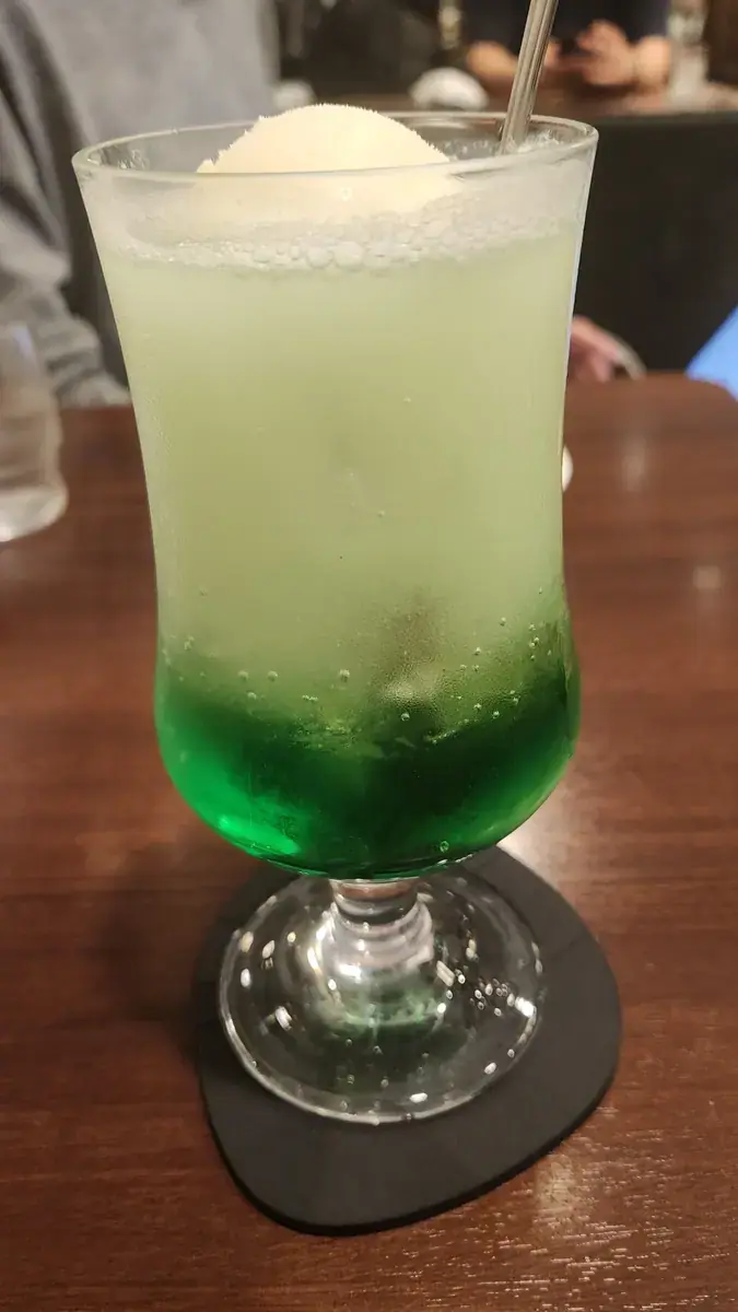 아이스크림이 올라간 초록빛 멜론소다.