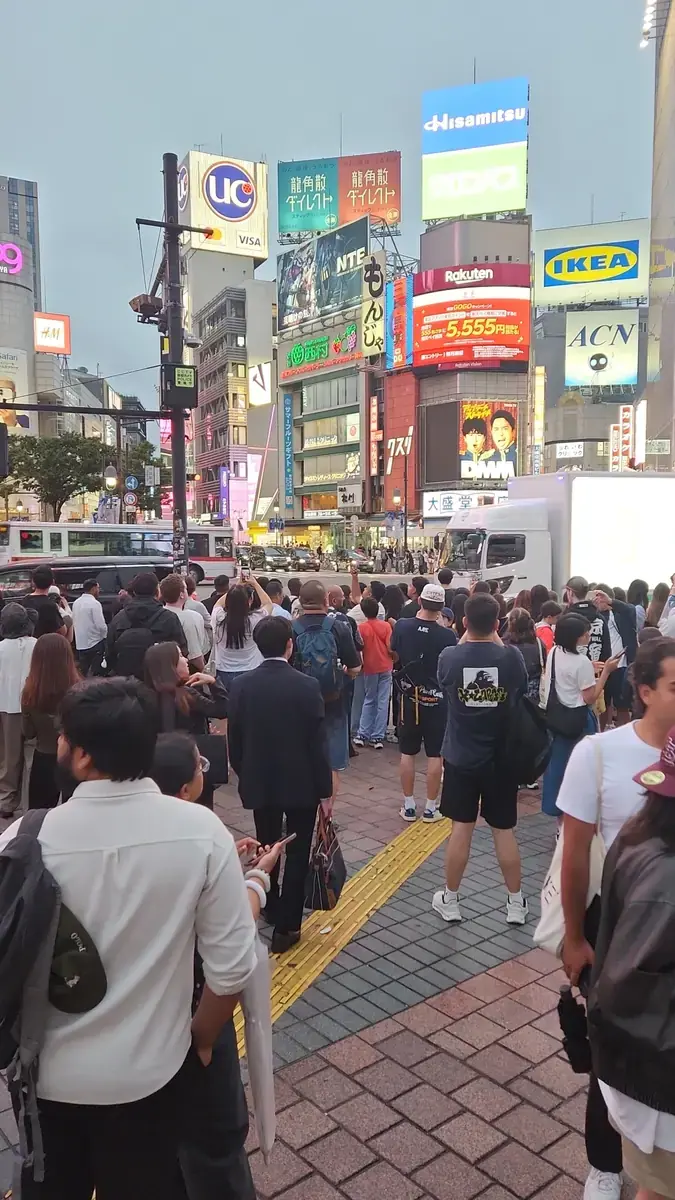 저녁의 시부야 스크램블 교차로를 건너는 인파.