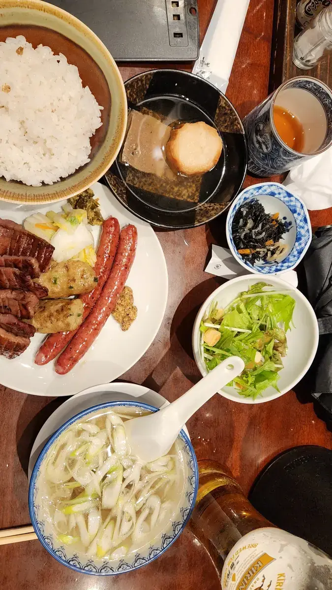 밥과 국, 여러 반찬이 함께 나온 정식 한 상.